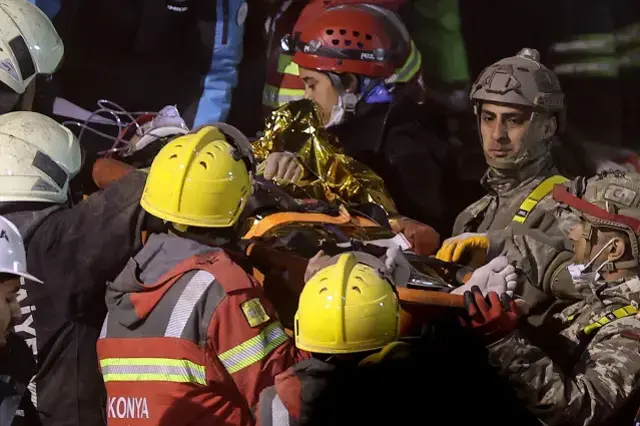 Konya'da 4 katlı binanın çökmesi sonucu enkaz altında kalan beş