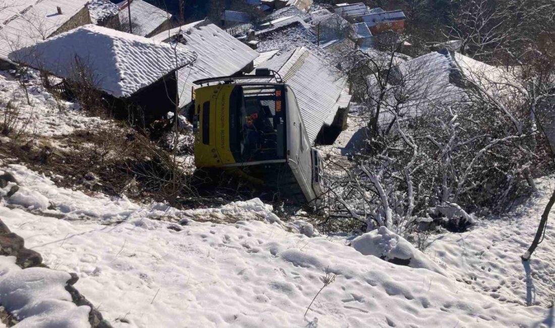 Trabzon’un Araklı ilçesinde, belediyeye ait bir yolcu otobüsü karlı ve