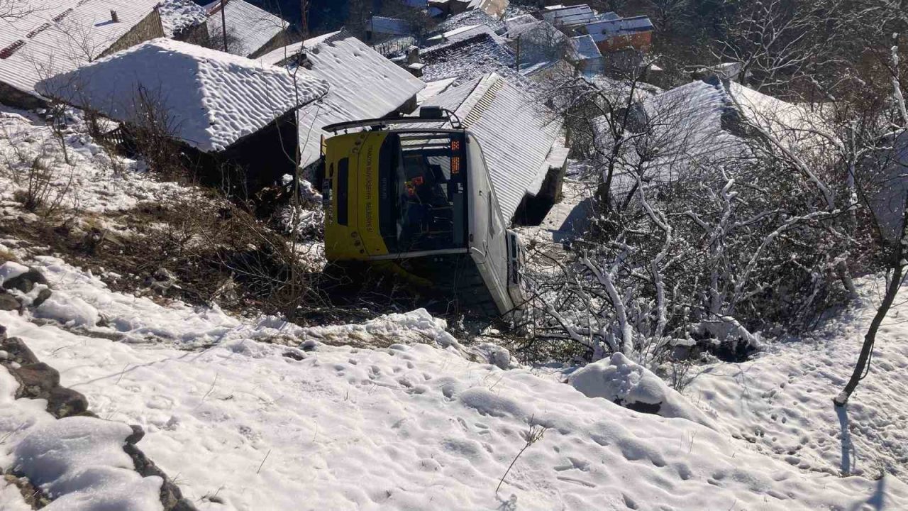 Trabzon’un Araklı ilçesinde, belediyeye ait bir yolcu otobüsü karlı ve