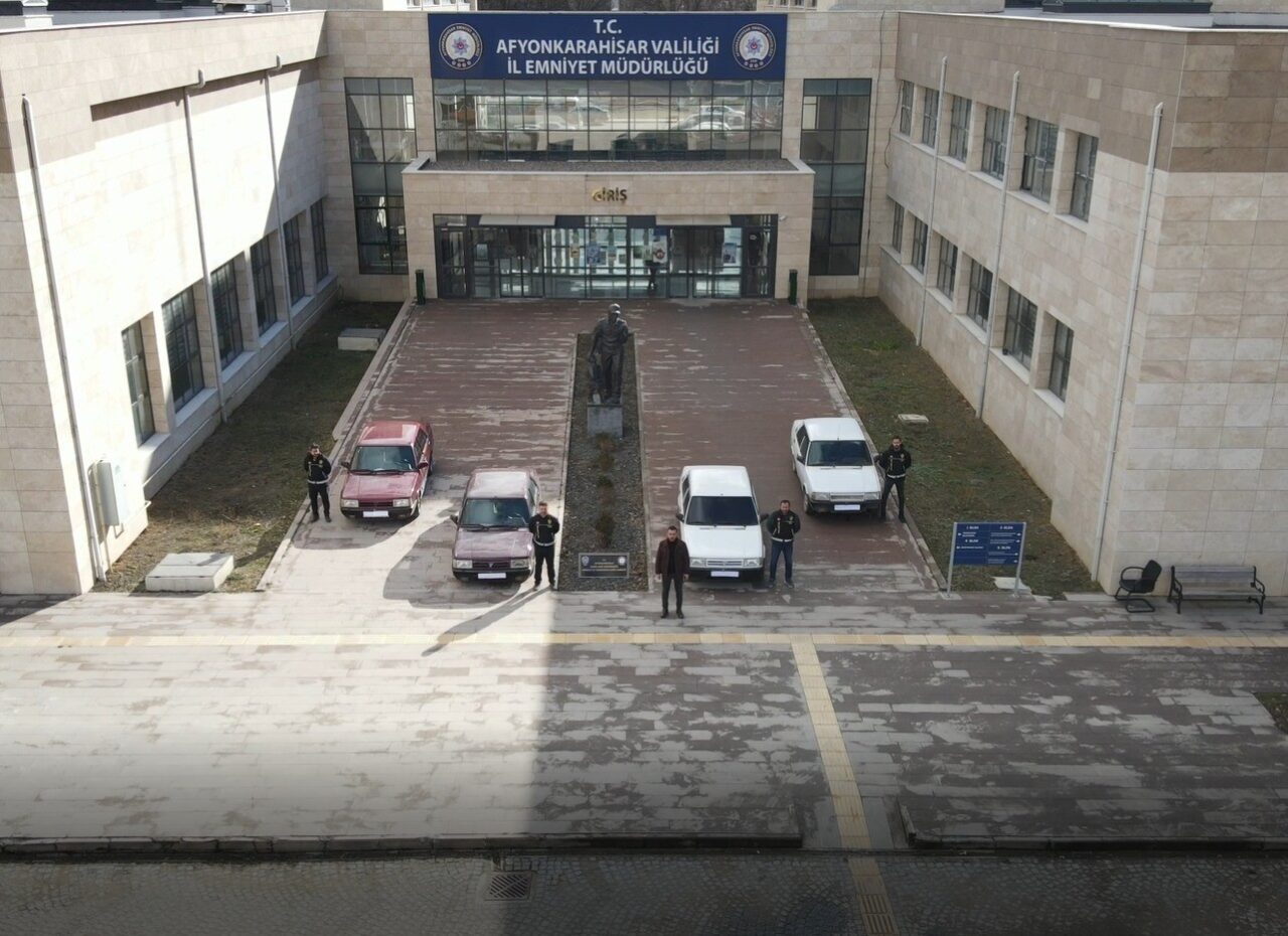 Afyonkarahisar’da 5 otomobili çalan 4 kişi polisin takibi sonrası yakalandı.