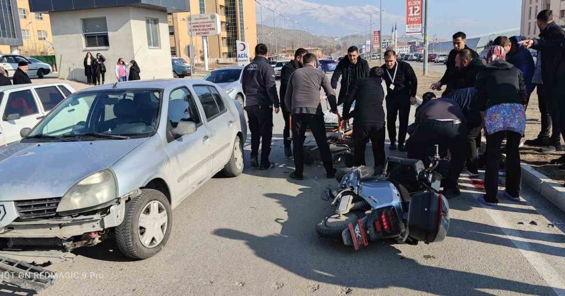 Otomobille çarpışan motosikletin sürücüsü ağır yaralandı Erzincan’da otomobille motosikletin çarpışması sonucu meydana gelen trafik kazasında motosiklet