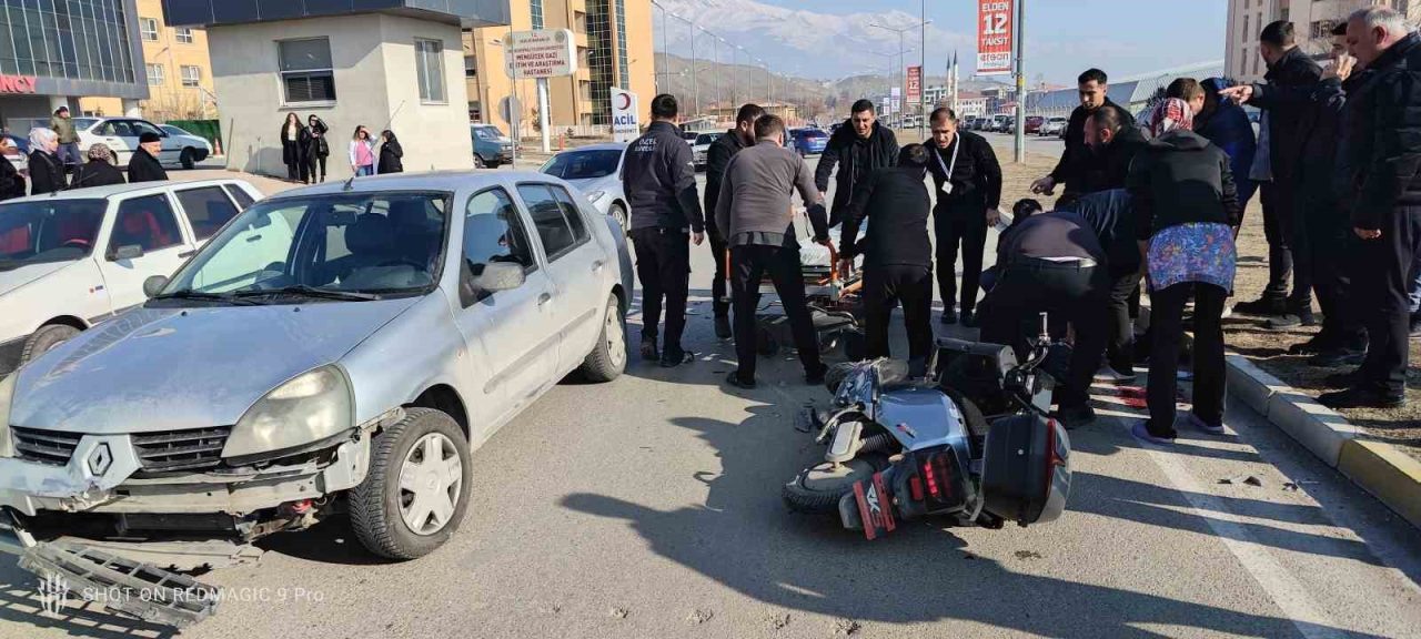 Erzincan’da otomobille motosikletin çarpışması sonucu meydana gelen trafik kazasında motosiklet
