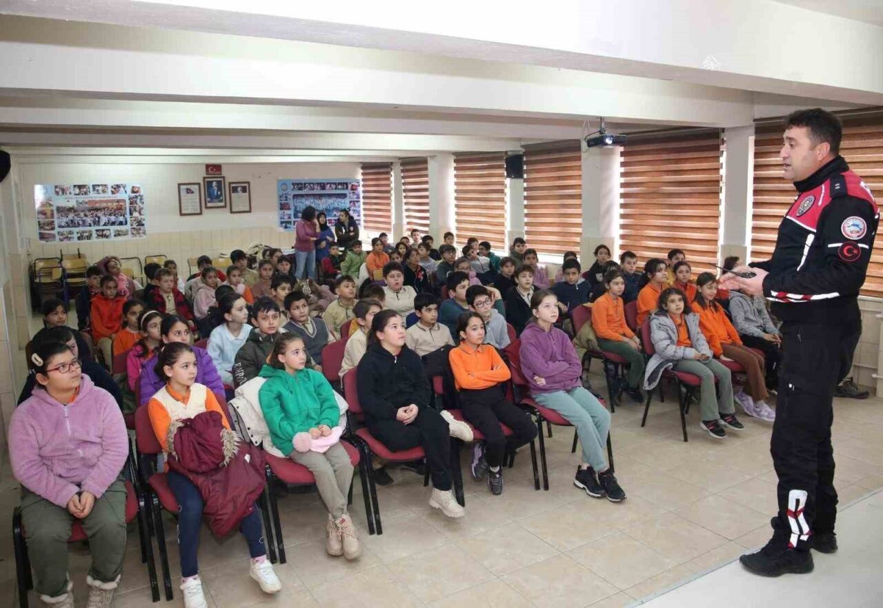 Afyonkarahisar’da polis ekipleri tarafından ilkokul öğrencilerine meslek tanıtımı yapıldı.