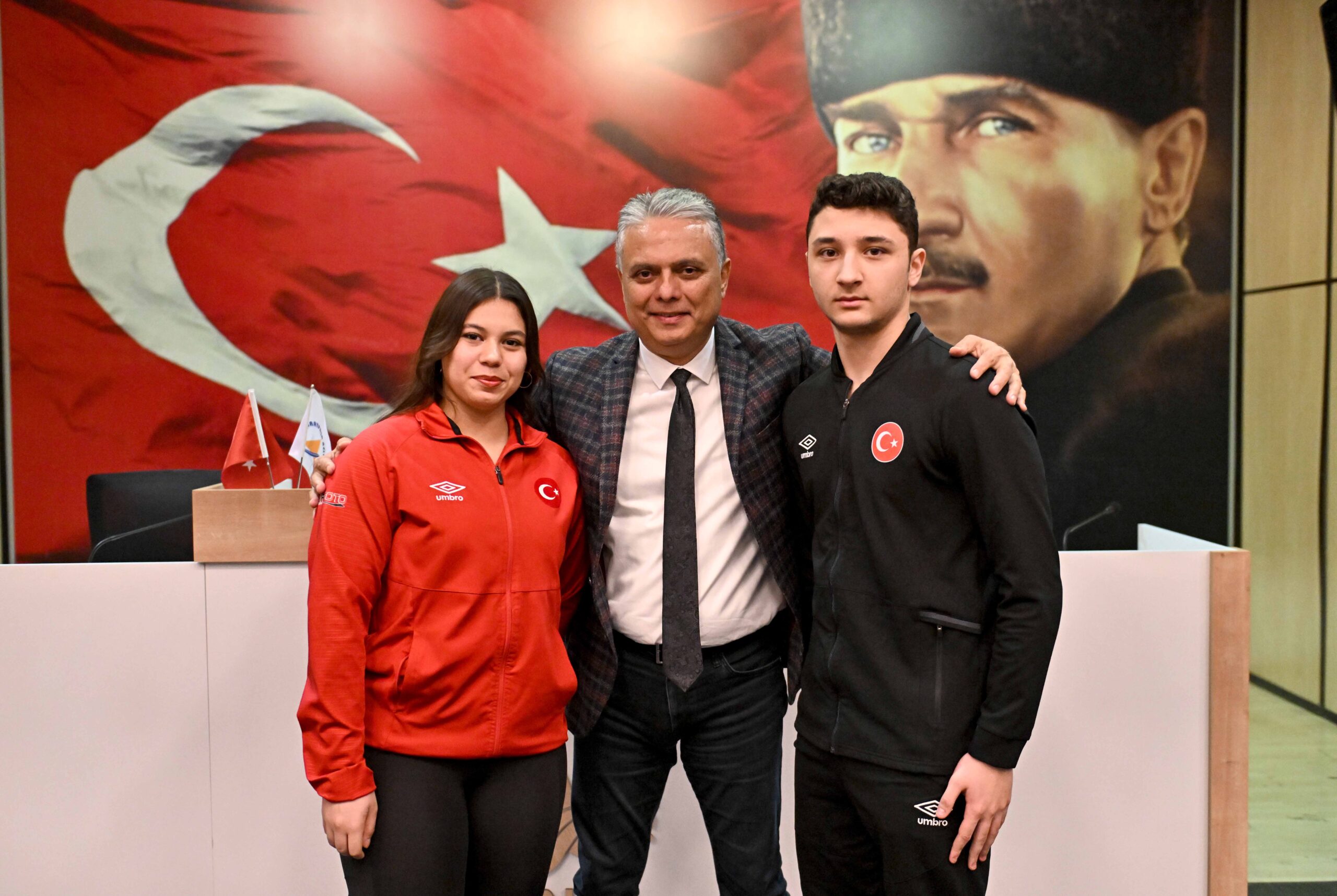Milli sporcular Zeynep Nur Pehlivan halterde, Efe Sağdıç ise karate