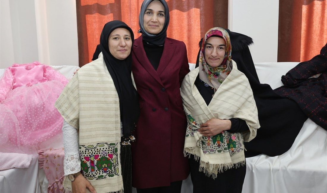 AFYONKARAHİSAR (AA) – Afyonkarahisar'da Şuhut bezi, Salar başbezi (baş örtüsü)