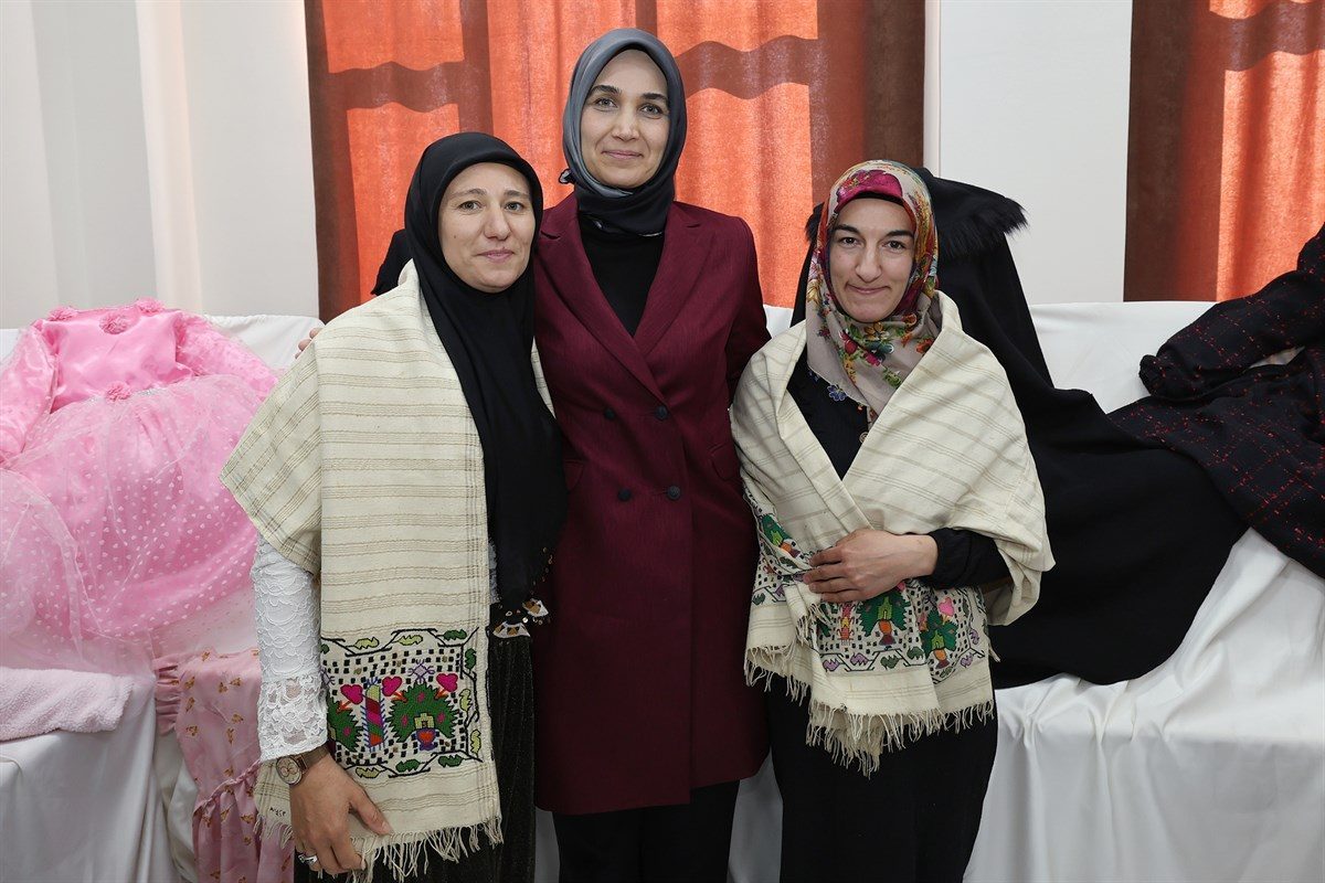 AFYONKARAHİSAR (AA) – Afyonkarahisar'da Şuhut bezi, Salar başbezi (baş örtüsü)