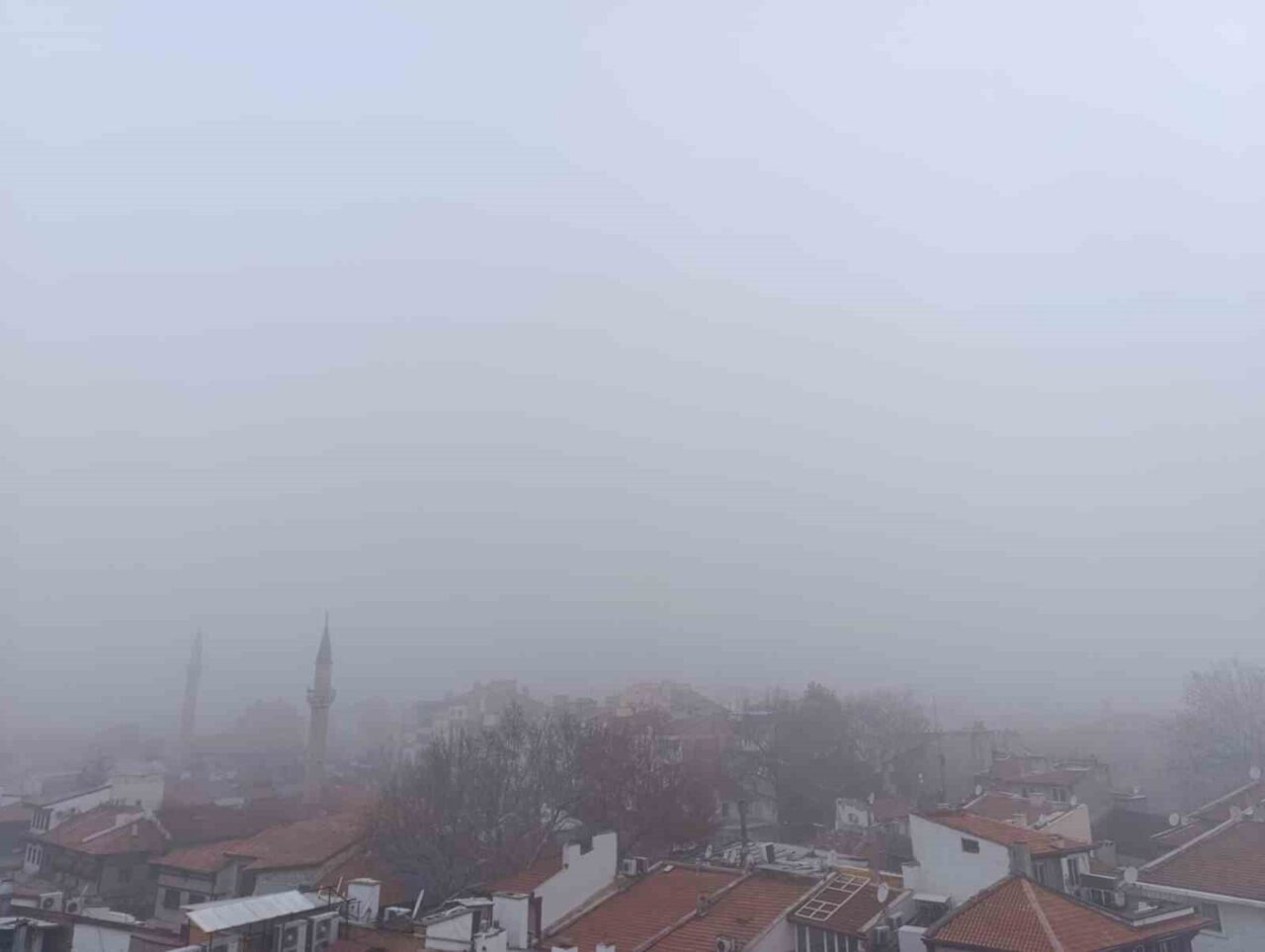 Sisli havanın etkili olduğu Afyonkarahisar’da tarihi Karahisar Kalesi’nin sis nedeniyle
