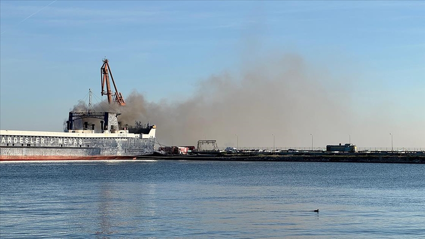 Samsun Limanı'nda bulunan kuru yük gemisinde çıkan yangının söndürülmesi için