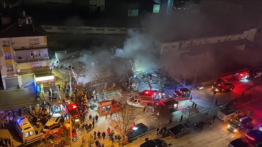
Konya'nın merkez Selçuklu ilçesinde 3 katlı bina çöktü. Çöken binanın