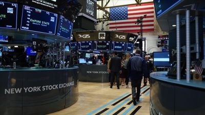 Küresel piyasalarda, ABD Başkanı Donald Trump'ın Kanada ve Meksika'ya tarife