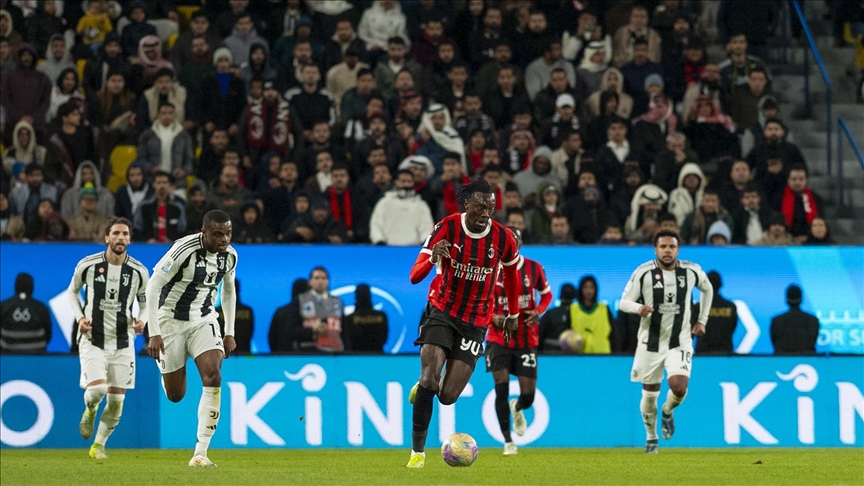 İtalya Süper Kupası yarı finalinde Milan, Juventus'u 2-1 yenerek finale