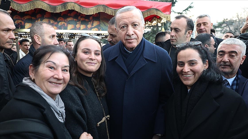 Cumhurbaşkanı Recep Tayyip Erdoğan, Sultanahmet Meydanı'nda vatandaşların Regaip Kandili'ni kutladı.
