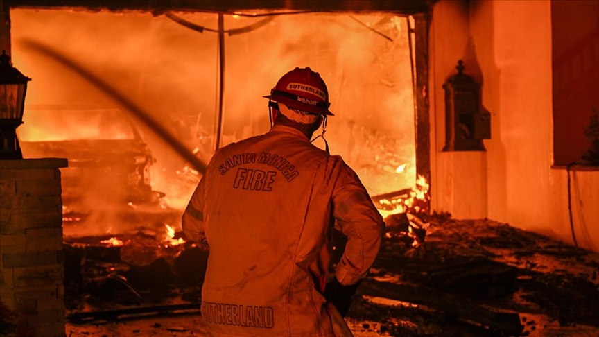 ABD'nin California eyaletinin Los Angeles kentinde rüzgarın etkisiyle yayılan orman