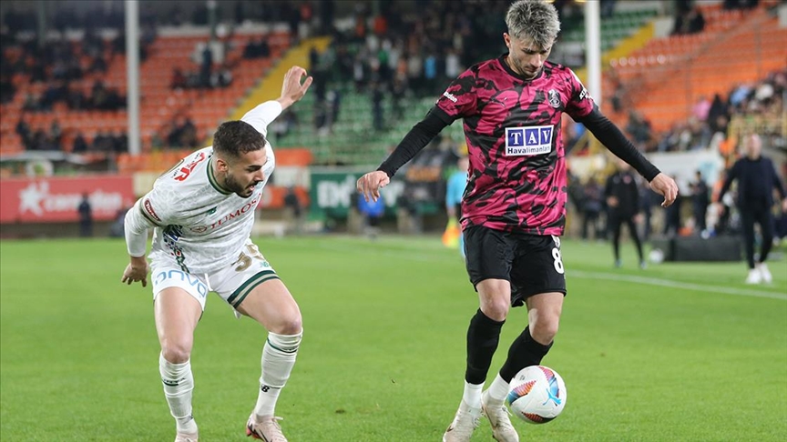 Trendyol Süper Lig'in 18. haftasında Corendon Alanyaspor ile TÜMOSAN Konyaspor
