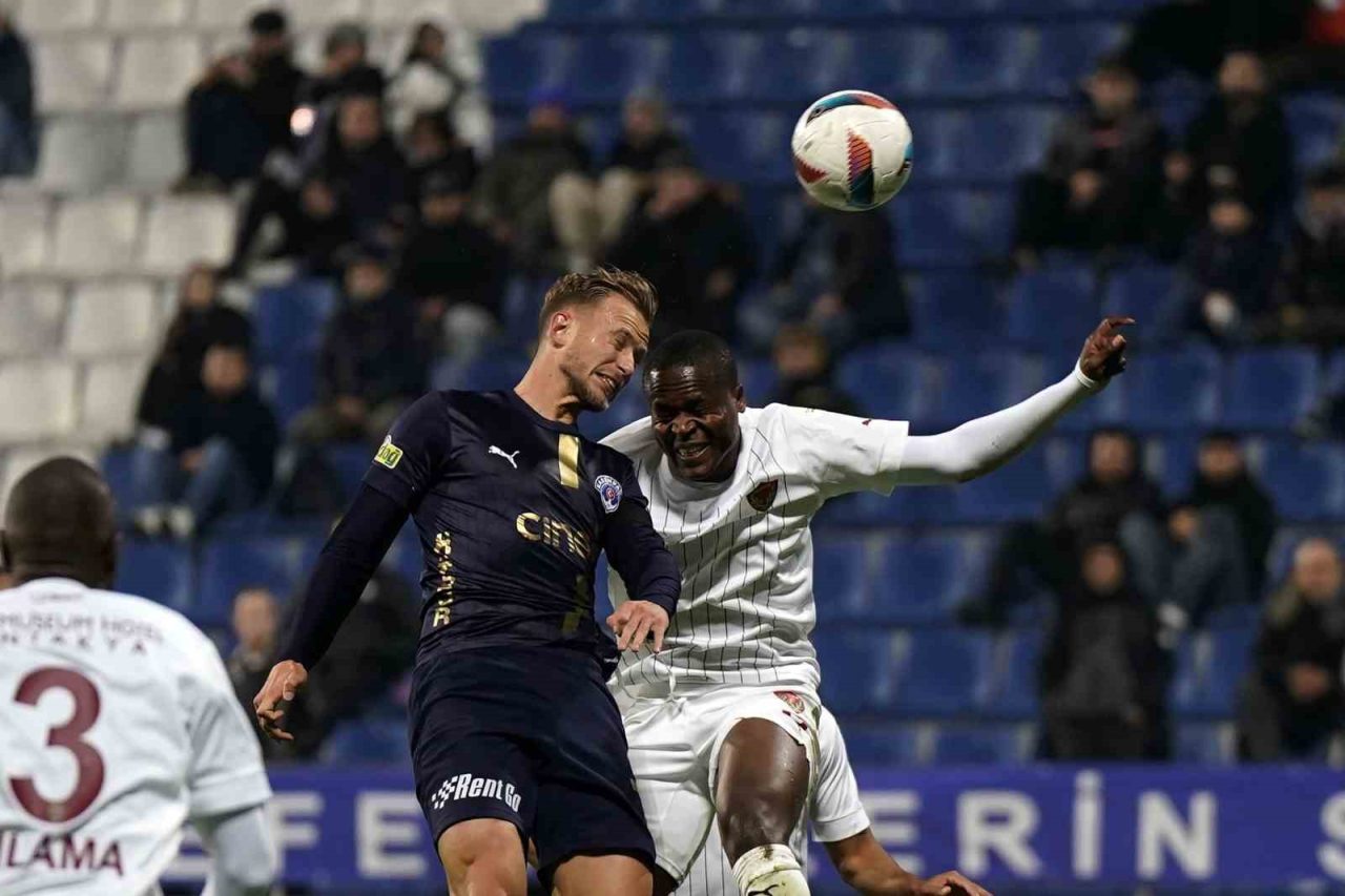 Trendyol Süper Lig 21. haftanın kapanış maçında Kasımpaşa, sahasında Atakaş