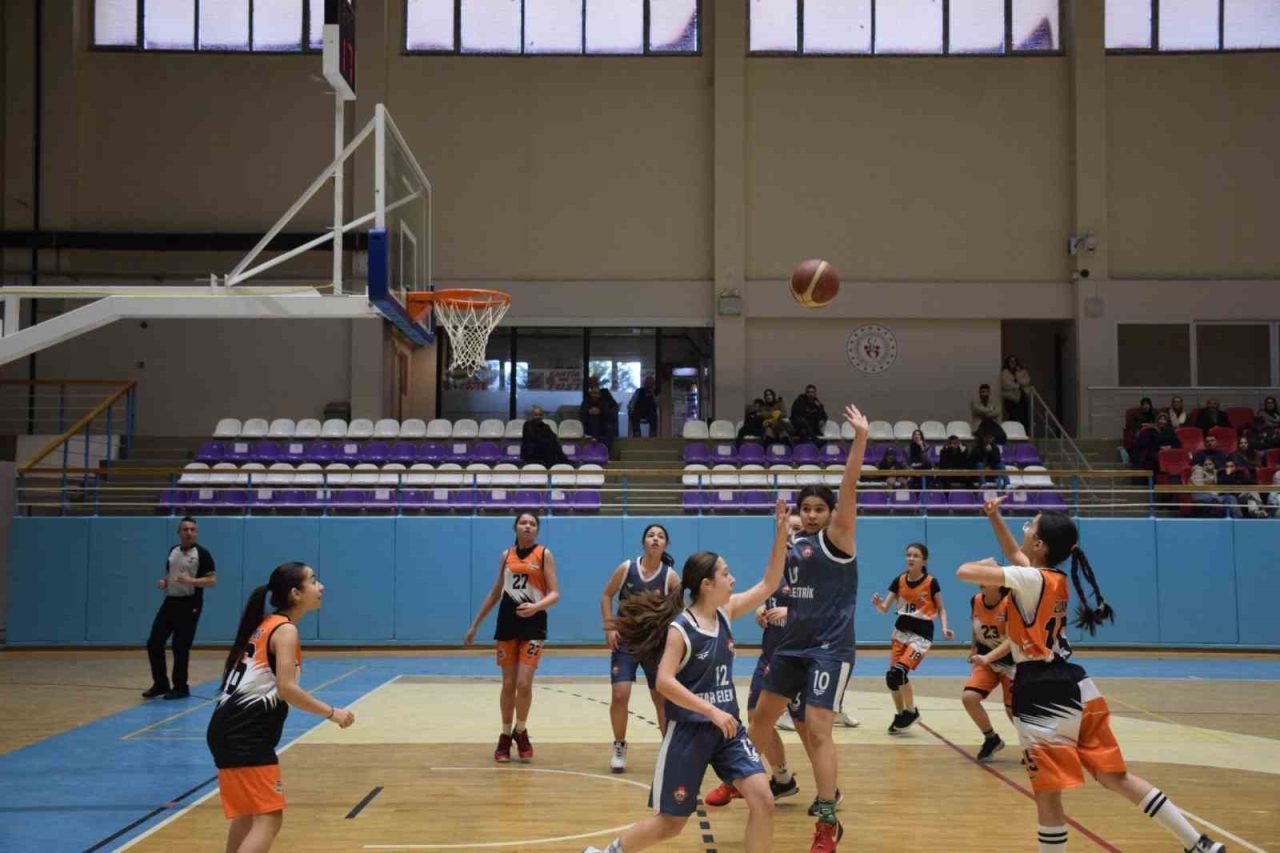 Afyonkarahisar’da düzenlenen U16 Kızlar Kulüp Basketbol Müsabakaları, Tınaztepe Spor Salonu’nda