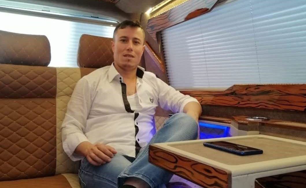 Uşak’ta yol kenarında yanan bir otomobilde yanmış halde cesedi bulunan