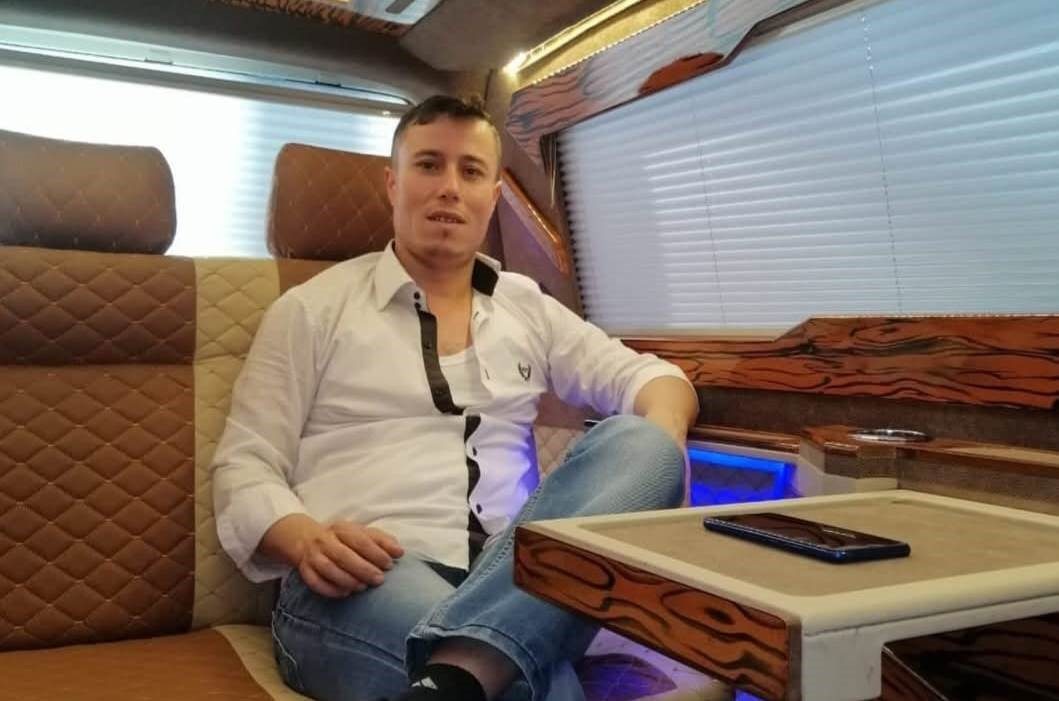 Uşak’ta yol kenarında yanan bir otomobilde yanmış halde cesedi bulunan