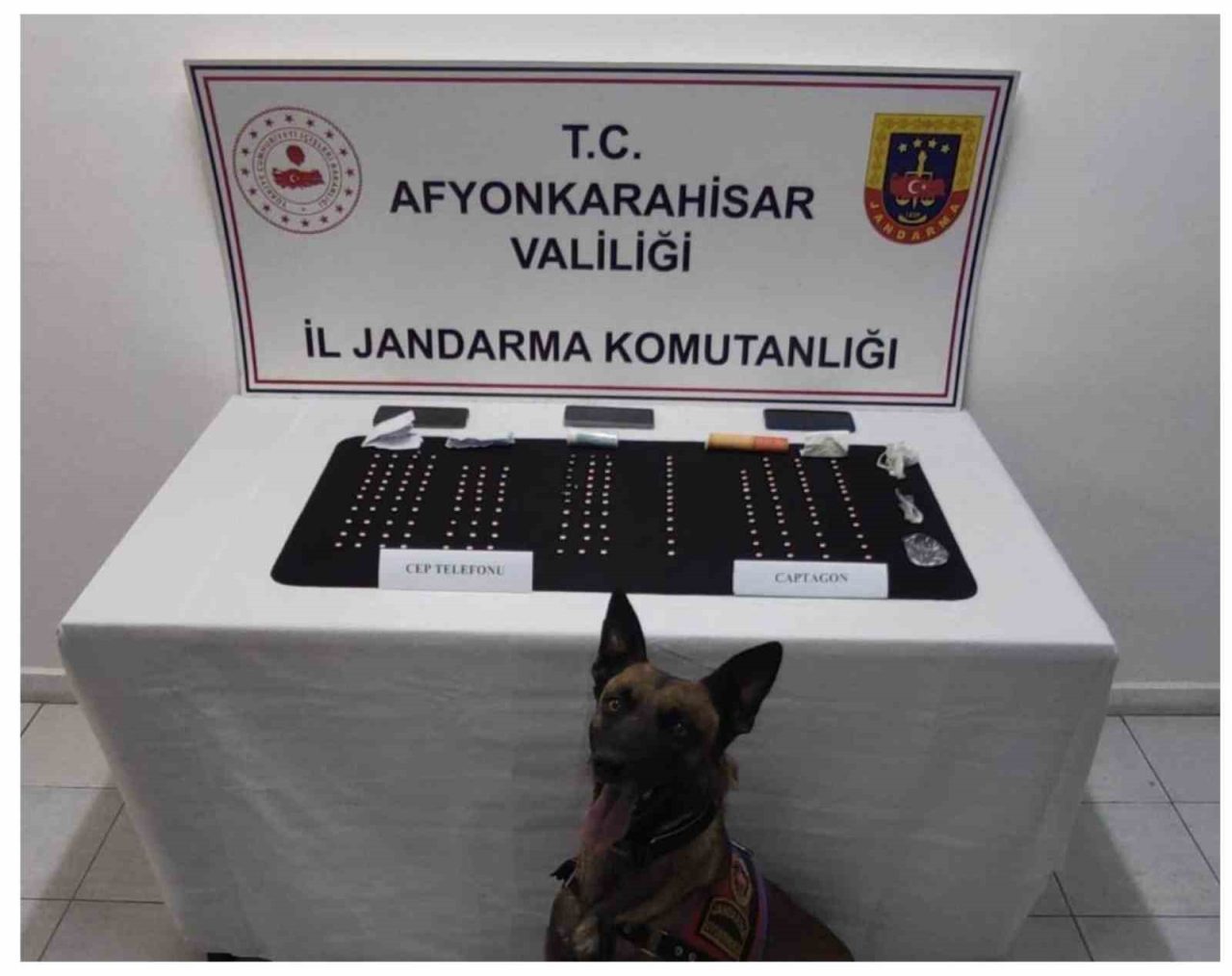 Afyonkarahisar’da jandarma ekipleri tarafından gerçekleştirilen uyuşturucu operasyonunda 166 adet uyuşturucu