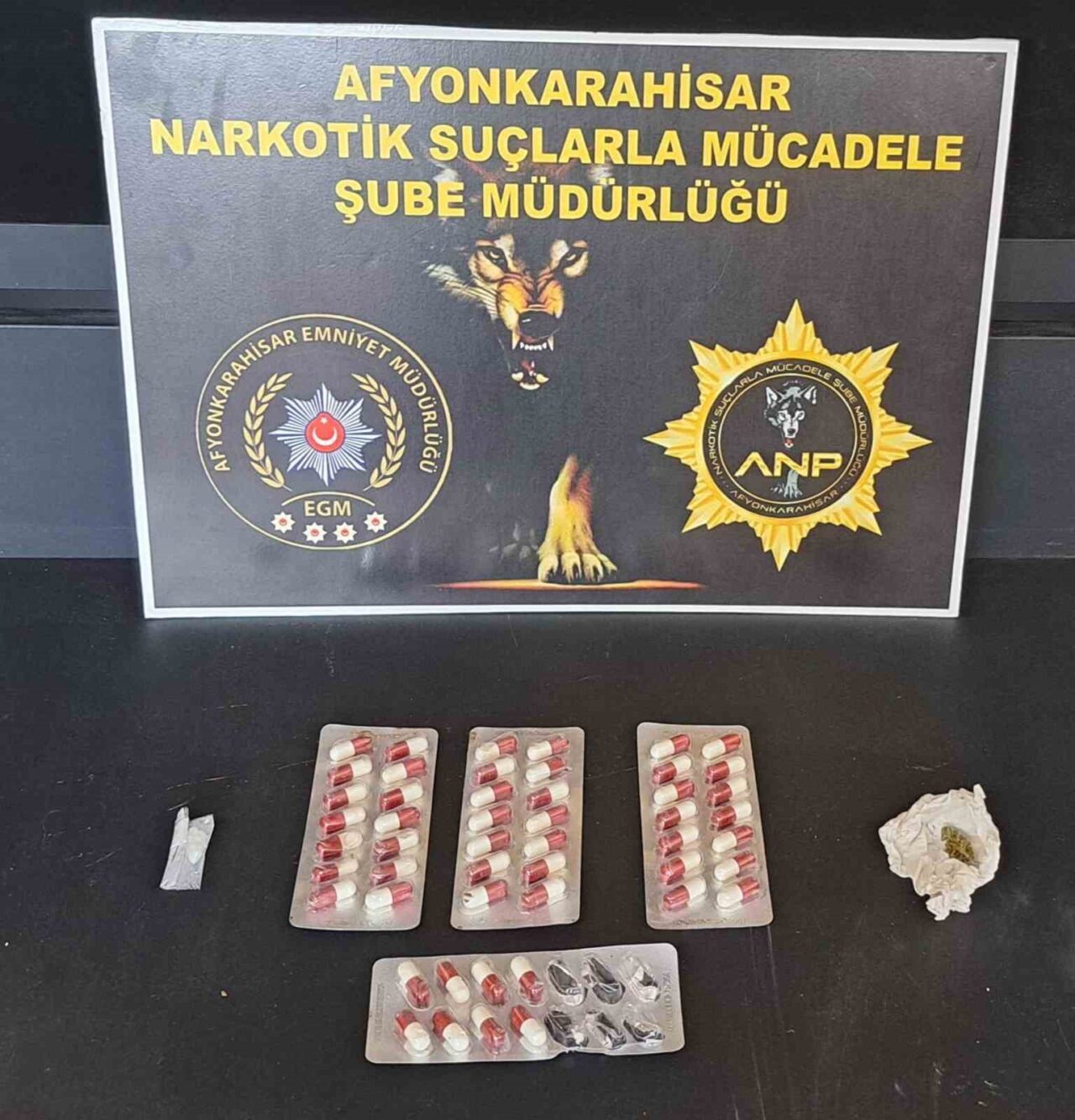 Afyonkarahisar’da polis tarafından gerçekleştirilen operasyonda 76 adet uyuşturucu hap ve