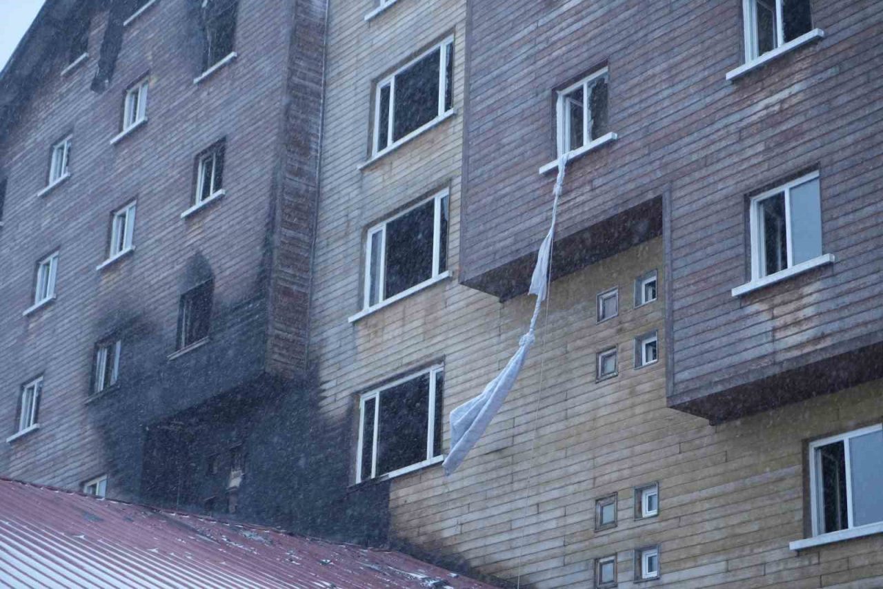 Bolu Kartalkaya’da çıkan yangında kullanılamaz hale gelen otel binası için