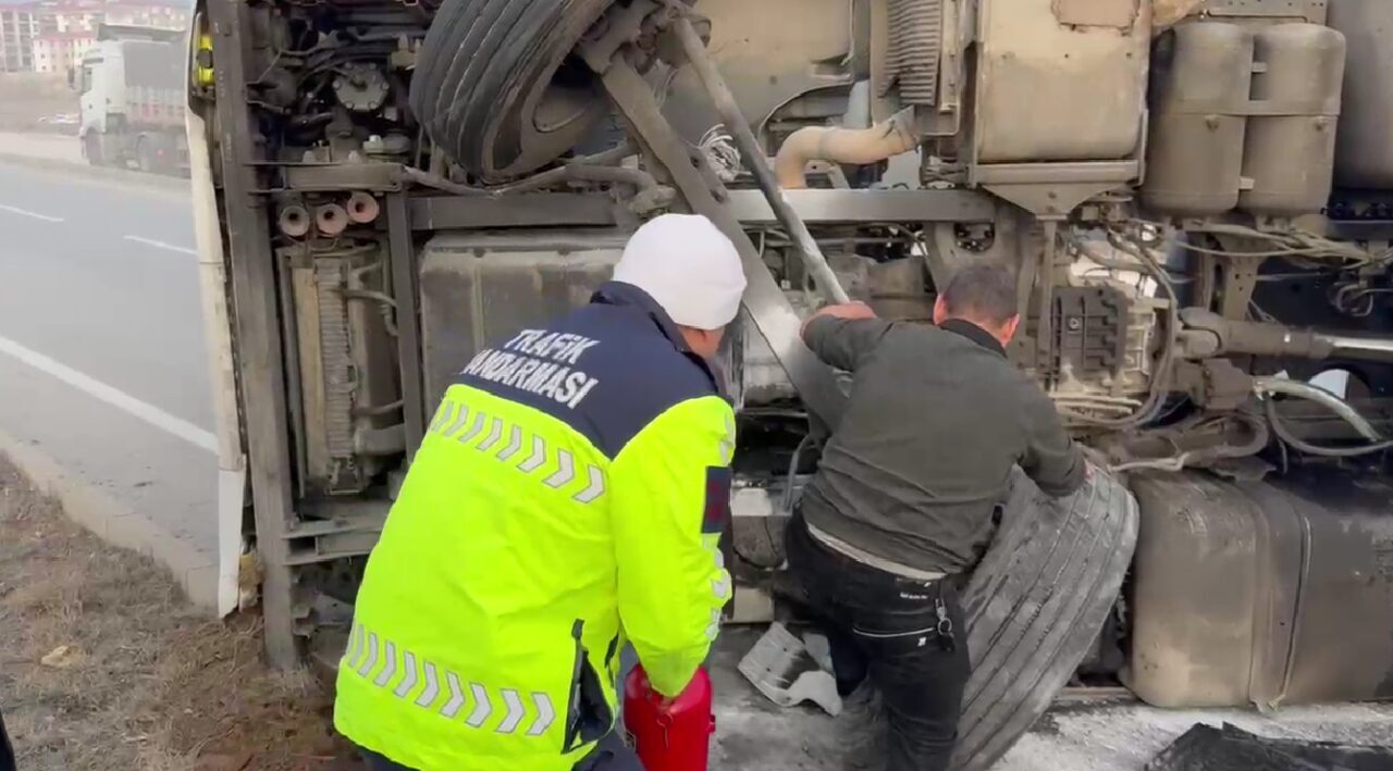 Afyonkarahisar’da sürücüsünün direksiyon hakimiyetini kaybetmesi sonucunda devrilen tırın alt tarafından