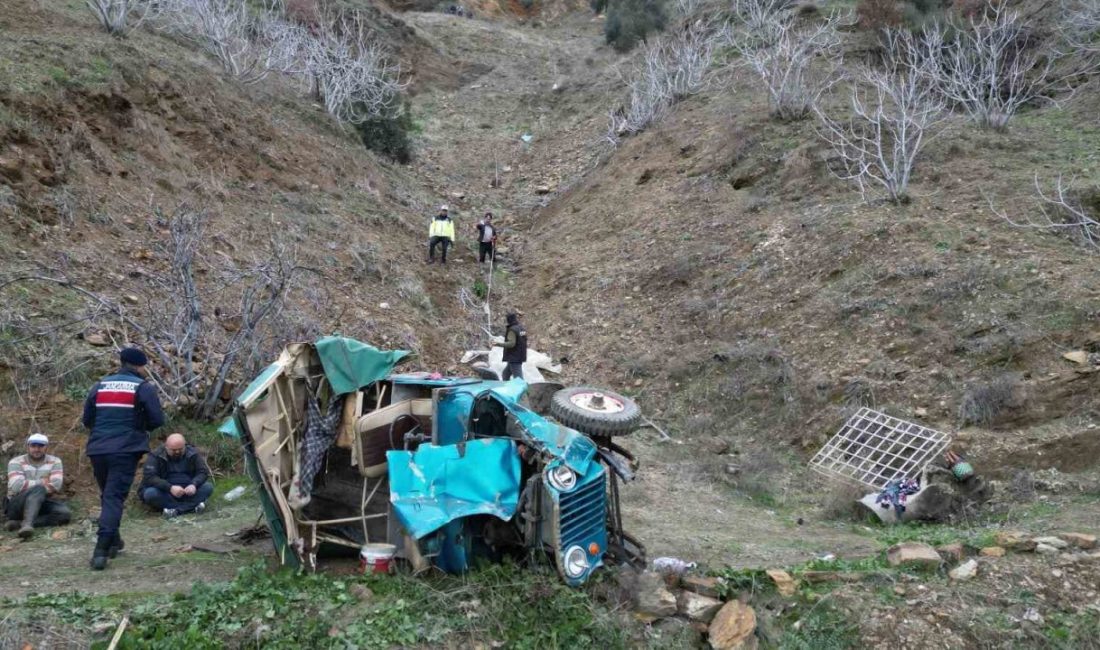 Aydın’ın Nazilli ilçesinde, zeytin toplamaya giden işçilerin olduğu araç uçuruma