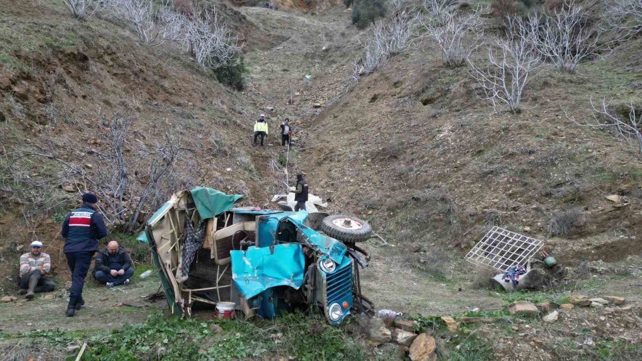 Aydın’ın Nazilli ilçesinde, zeytin toplamaya giden işçilerin olduğu araç uçuruma