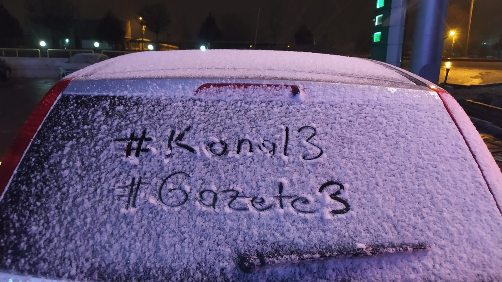 Afyonkarahisar’da akşam saatlerinde beklenen kar yağışı etkisini göstermeye başladı. Şehir