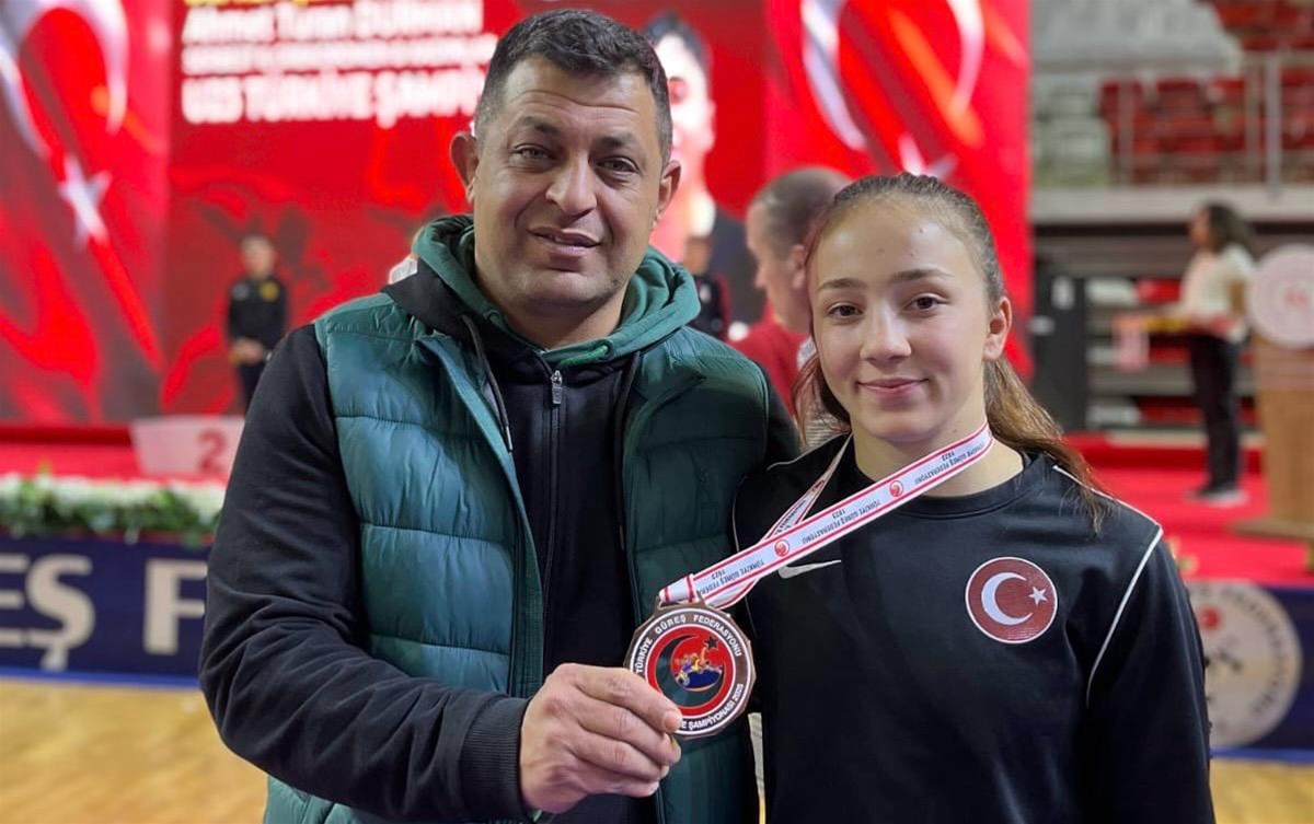 Sivas’ta düzenlenen U23 Kadınlar Türkiye Güreş Şampiyonası’nda Taşoluk Belediyesi Spor