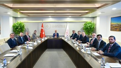 Ulaştırma ve Altyapı Bakanı Abdulkadir Uraloğlu’nu Vali Kübra Güran Yiğitbaşı