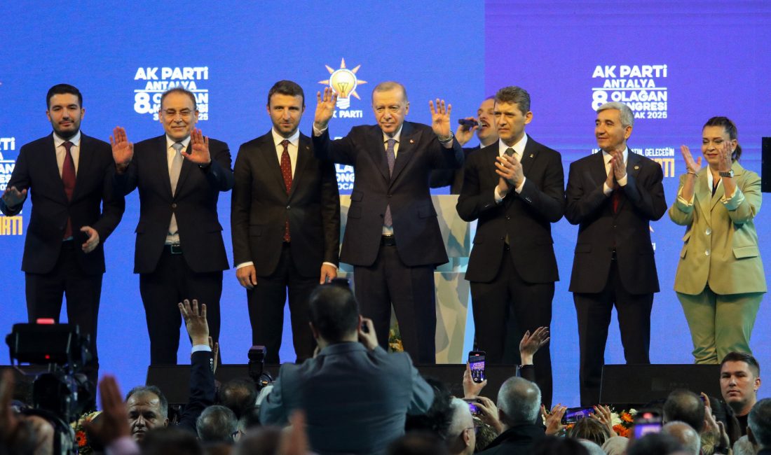 AK Parti Antalya 8. Olağan İl Kongresi’nde konuşan Cumhurbaşkanı ve