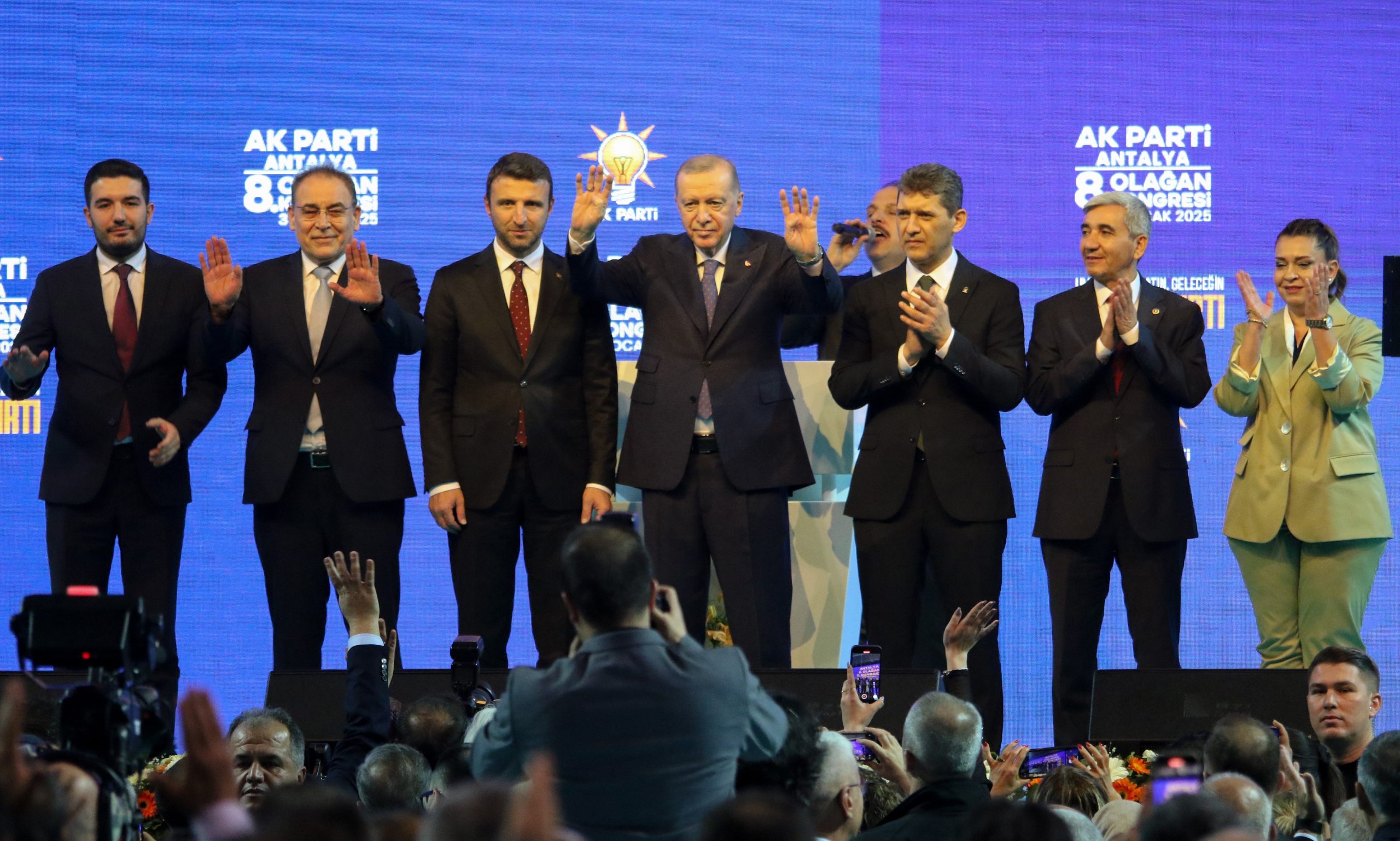 AK Parti Antalya 8. Olağan İl Kongresi’nde konuşan Cumhurbaşkanı ve