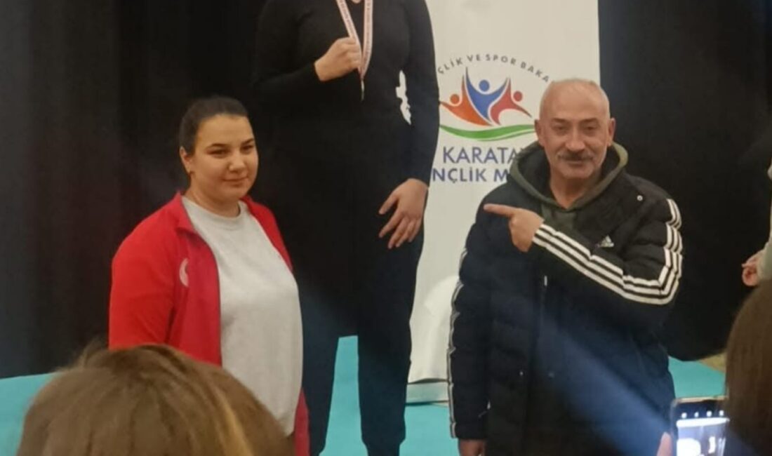 Afyonkarahisarlı sporcu Nisanur Veda Karataş, liseler arası Genç A boks