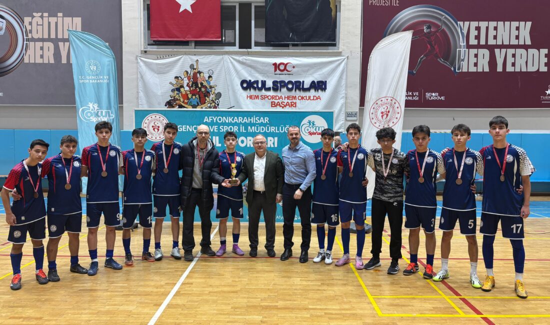 Afyonkarahisar’da Okul Sporları Genç erkekler futsal müsabakaları Tınaztepe Spor Salonu’nda