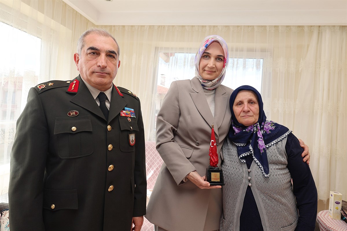Afyonkarahisar Valisi Kübra Güran Yiğitbaşı, Şehit ailelerini ziyaret etmeye devam