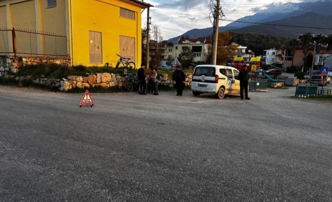 Muğla’nın Fethiye ilçesinde meydana gelen trafik kazasında, 15 yaşındaki motosiklet