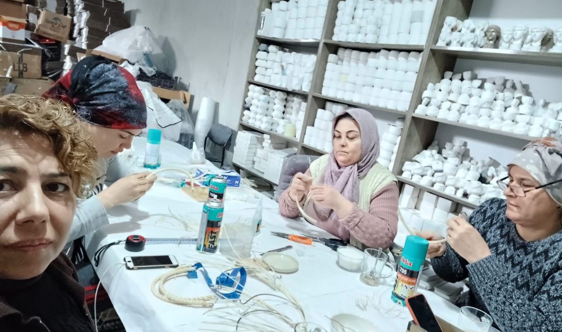 Afyonkarahisar Valiliği himayelerinde çalışmalarını sürdüren kadın kooperatifleri üretmeye, kadınları desteklemeye