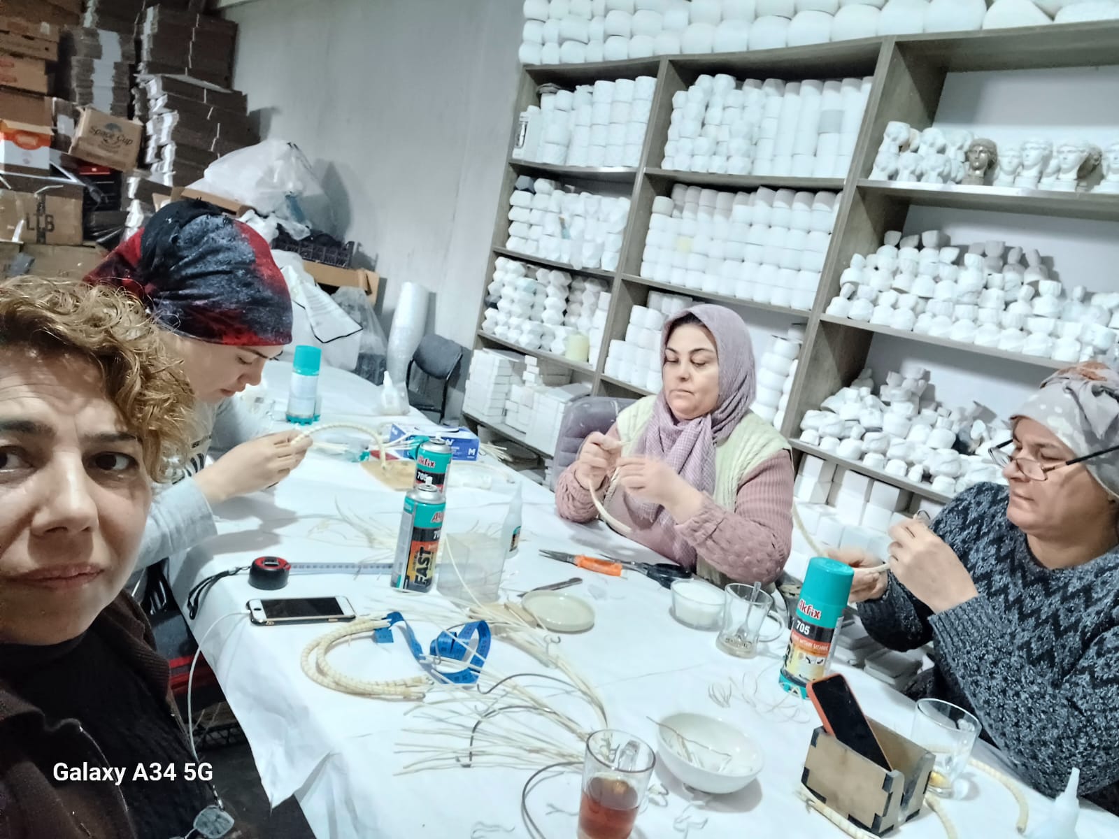 Afyonkarahisar Valiliği himayelerinde çalışmalarını sürdüren kadın kooperatifleri üretmeye, kadınları desteklemeye