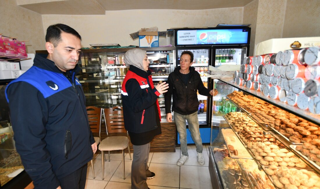 İscehisar’da pastaneler denetlendi İscehisar Belediye Zabıta personeli, İlçe Tarım ve Orman Müdürlüğü personeli
