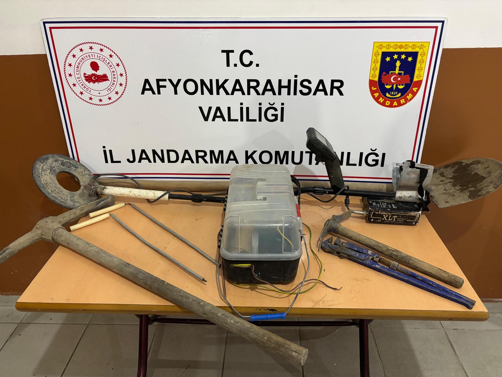 Afyonkarahisar’ın Sinanpaşa ilçesinde devriye gezen Jandarma ekipleri, bir arazide izinsiz