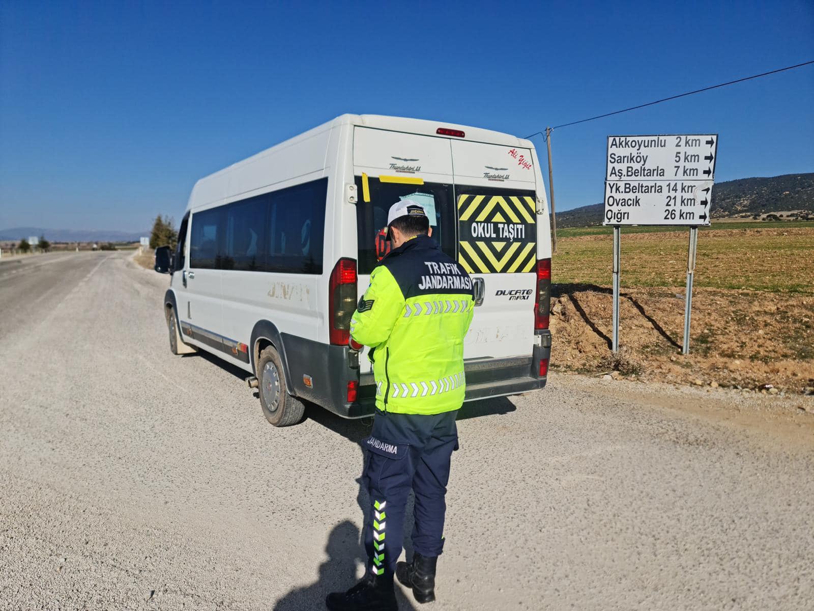 Afyonkarahisar’da Jandarma ve polis ekipleri okul servis araçlarını denetledi. 424