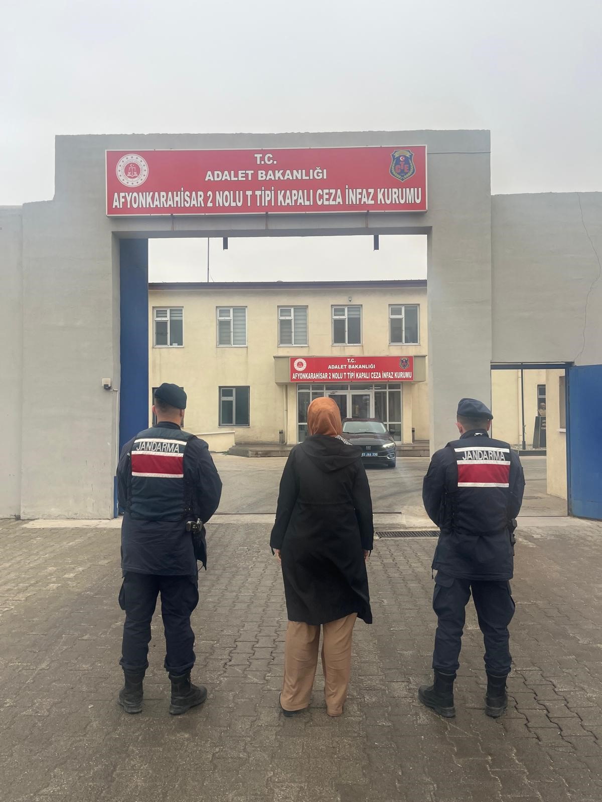 Afyonkarahisar’da silahlı terör örgütüne üye olması suçundan aranan kadın şahıs