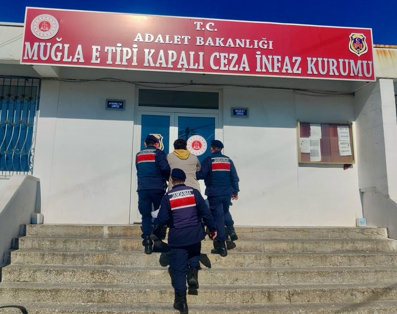 Muğla'nın Ula ilçesinde haklarında kesinleşmiş hapis cezaları bulunan 2 firari