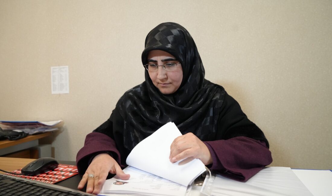 Başörtüsü sebebiyle 28 Şubat postmodern darbesi sırasında üniversiteden uzaklaştırılan Gülcan