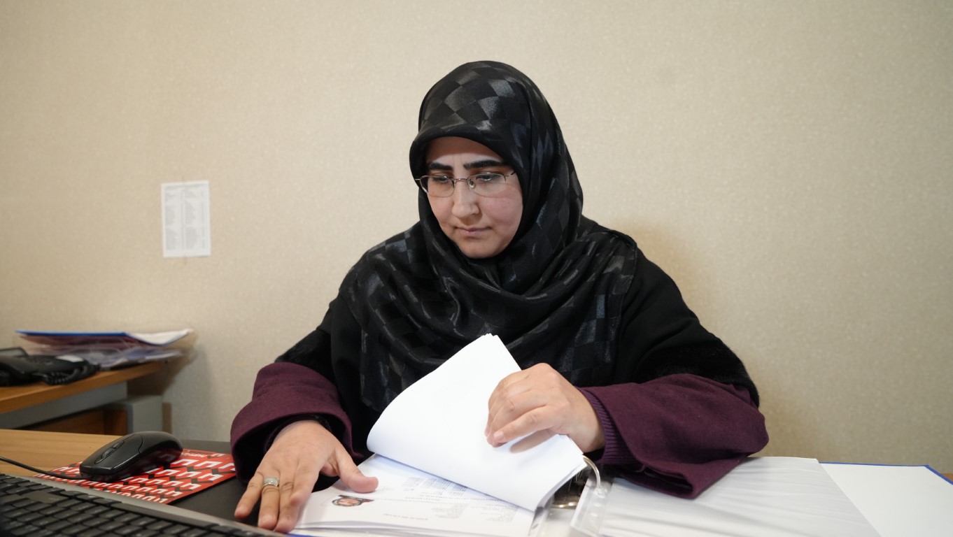Başörtüsü sebebiyle 28 Şubat postmodern darbesi sırasında üniversiteden uzaklaştırılan Gülcan