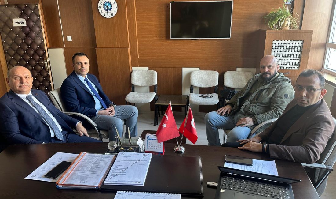 Türk Eğitim-Sen Şube Başkanı Muhtar Demirci ve beraberindekiler, depremzede öğretmenleri
