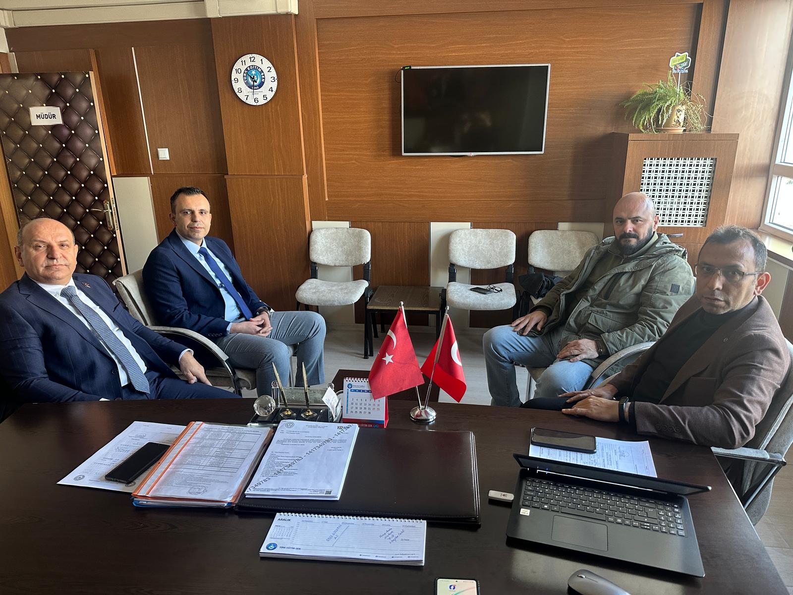 Türk Eğitim-Sen Şube Başkanı Muhtar Demirci ve beraberindekiler, depremzede öğretmenleri