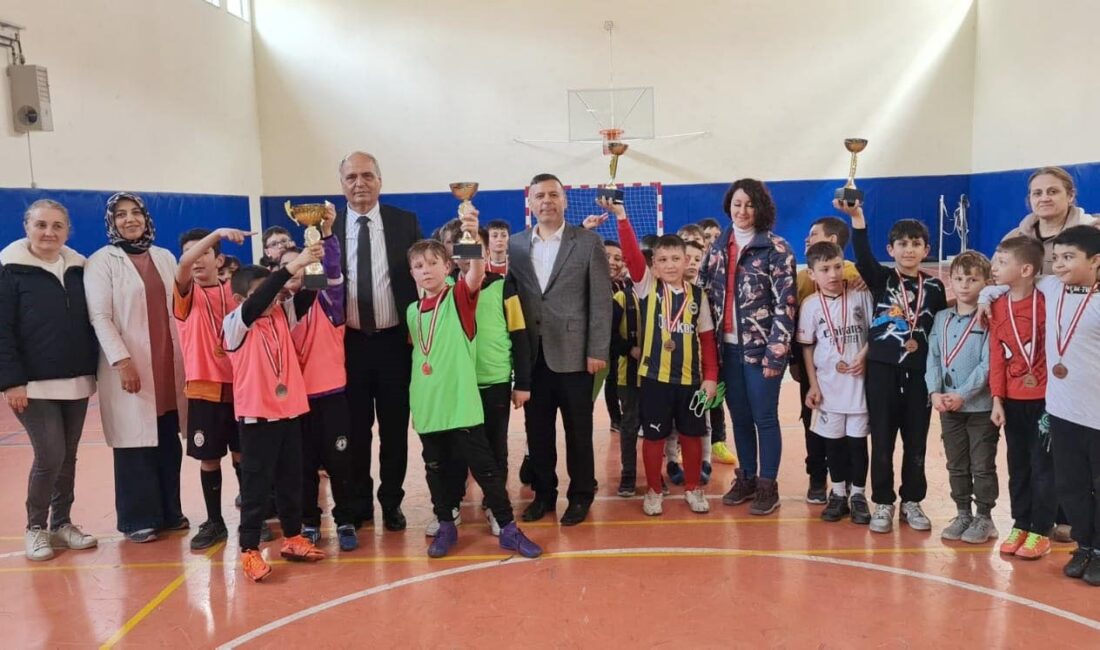 Erkmen beldesinde, Erkmen İlköğretim okulunda Futsal yarışmaları düzenlendi. Dereceye giren
