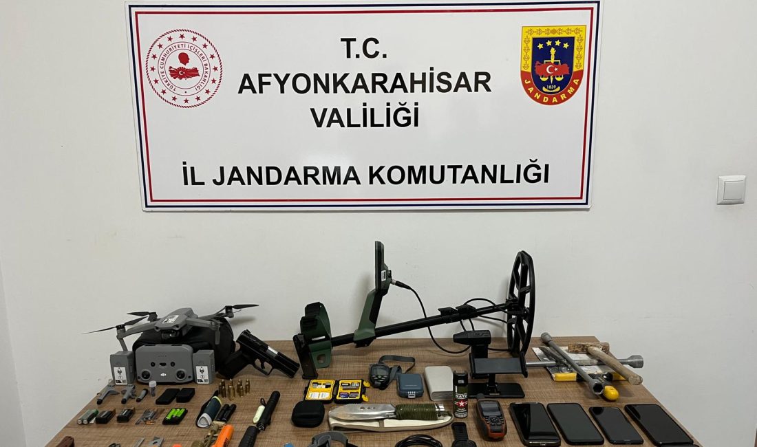 Emirdağ’da modern define avcıları! Afyonkarahisar’ın Emirdağ ilçesinde kaçak kazı yapan 7 şüpheli, jandarmaya yakalandı.